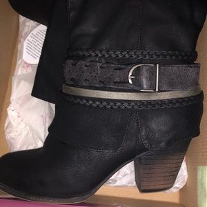 8.5 Black Distressed Boots